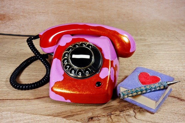 cerveny stary telefon