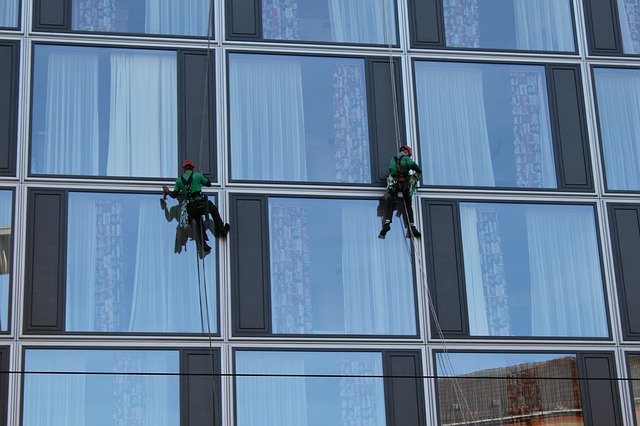 muži myjící okna